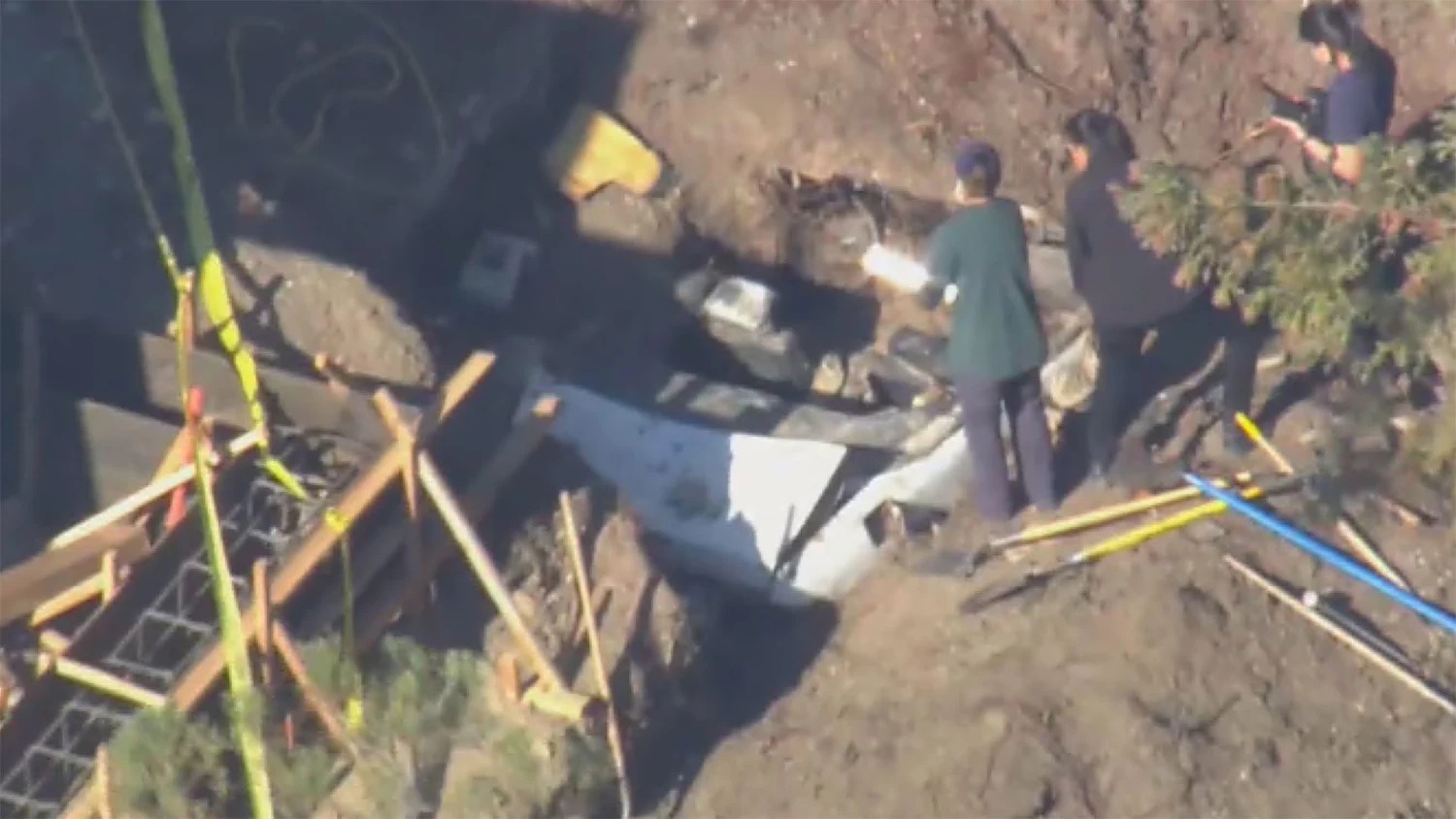 Phat hien chiec Mercedes-Benz bi chon trong vuon ngoi nha 15 trieu USD hinh anh