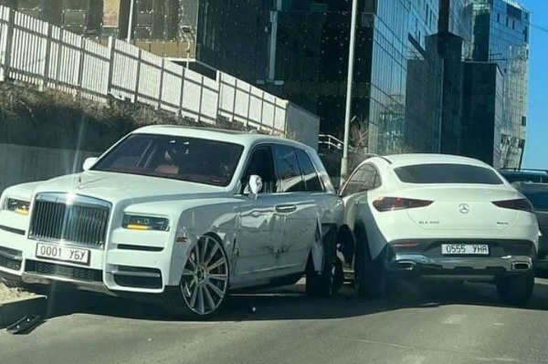 Xe Mercedes-Benz dam rung banh Rolls-Royce hinh anh