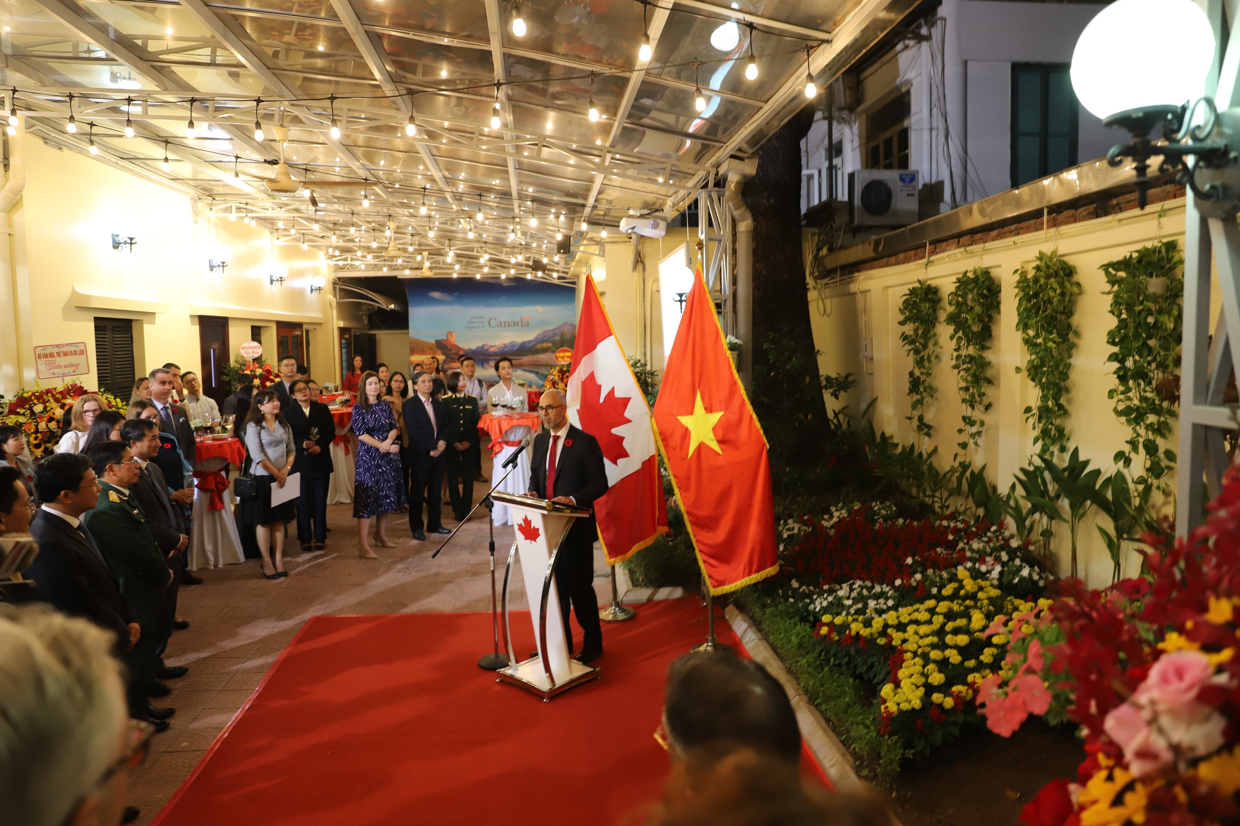Viet Nam va Canada anh 1