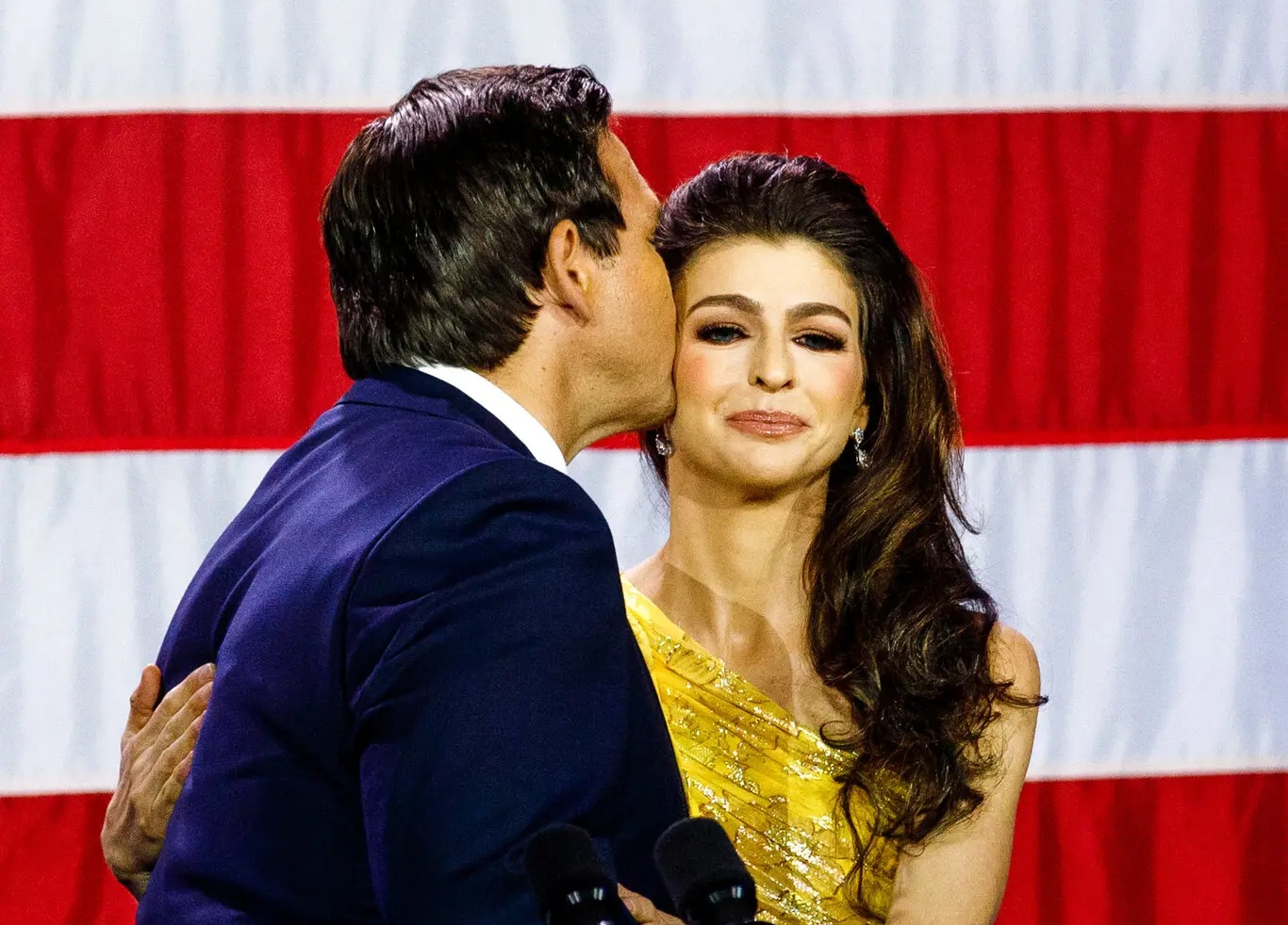 Moi anh mat do don vao ba Casey DeSantis hinh anh