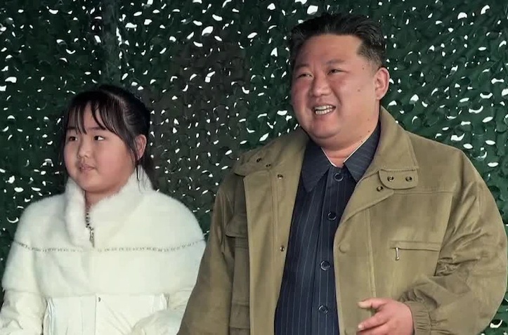 Y do cua ong Kim Jong Un khi dua con gai toi bai thu ten lua hinh anh