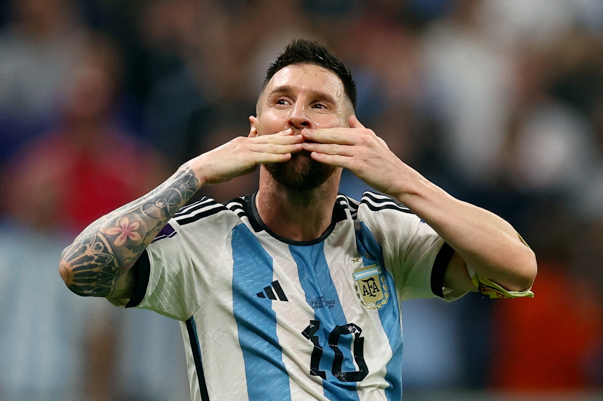Messi thang hoa khien nguoi bieu tinh Argentina quen ca doi tang luong hinh anh