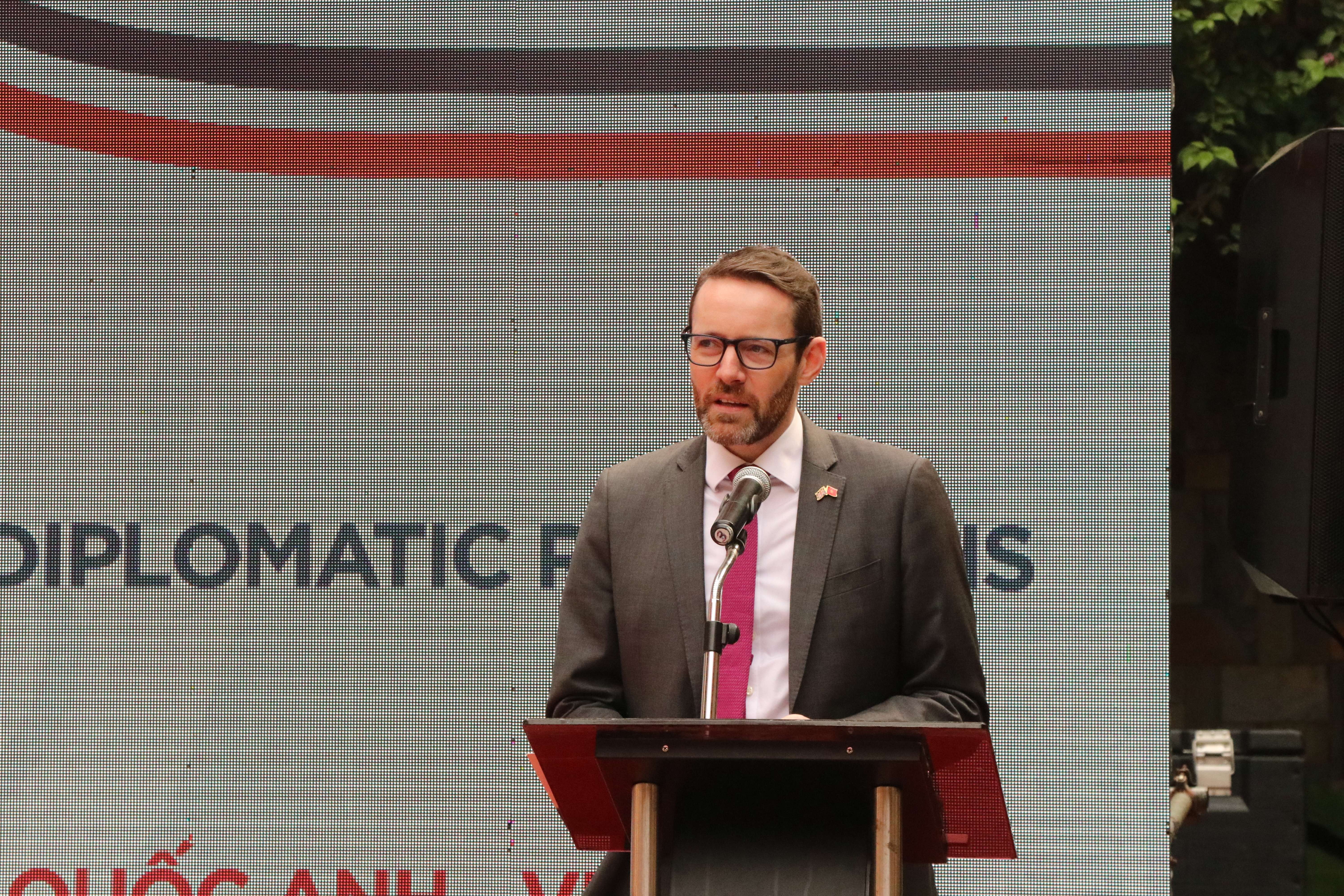 3 tru cot trong quan he Viet - Anh hinh anh