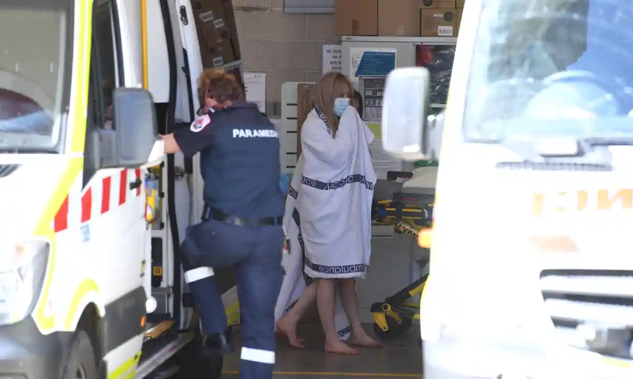 'Phep mau Giang sinh' voi 4 nguoi bi troi dat tren bien o Australia hinh anh