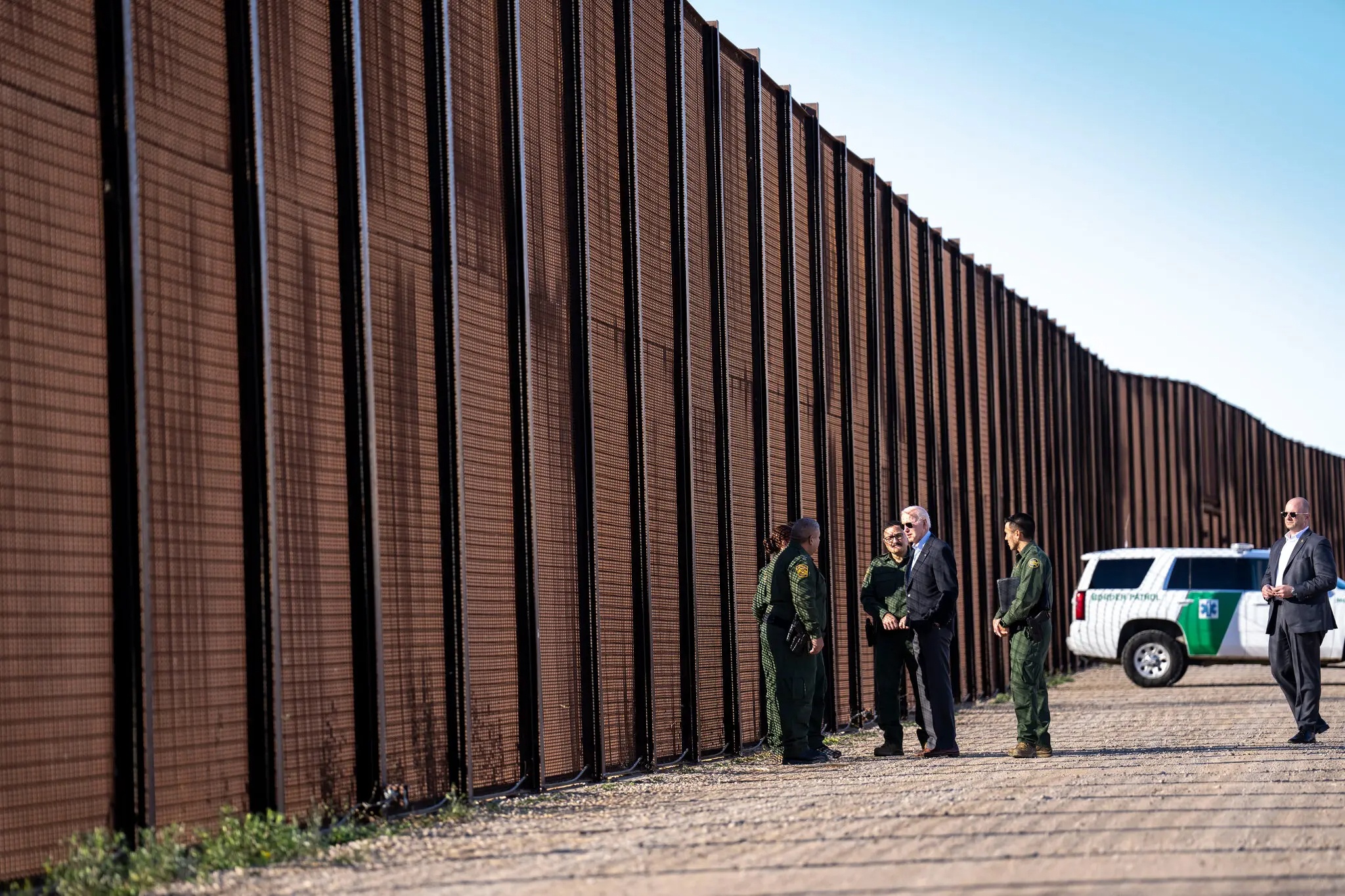 Tong thong Biden lan dau toi bien gioi My - Mexico hinh anh