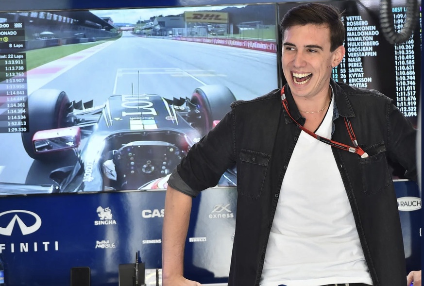 Cuoc song kin tieng cua ty phu gen Y thua ke mot nua Red Bull hinh anh