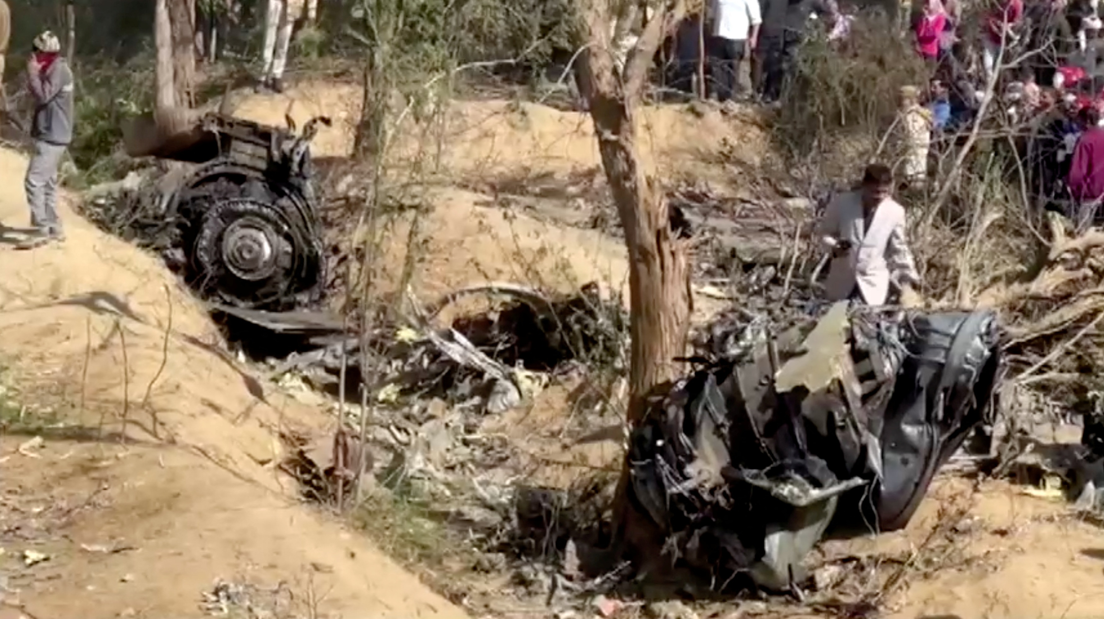 Hai chien dau co An Do va cham tren khong trung, mot phi cong tu nan hinh anh