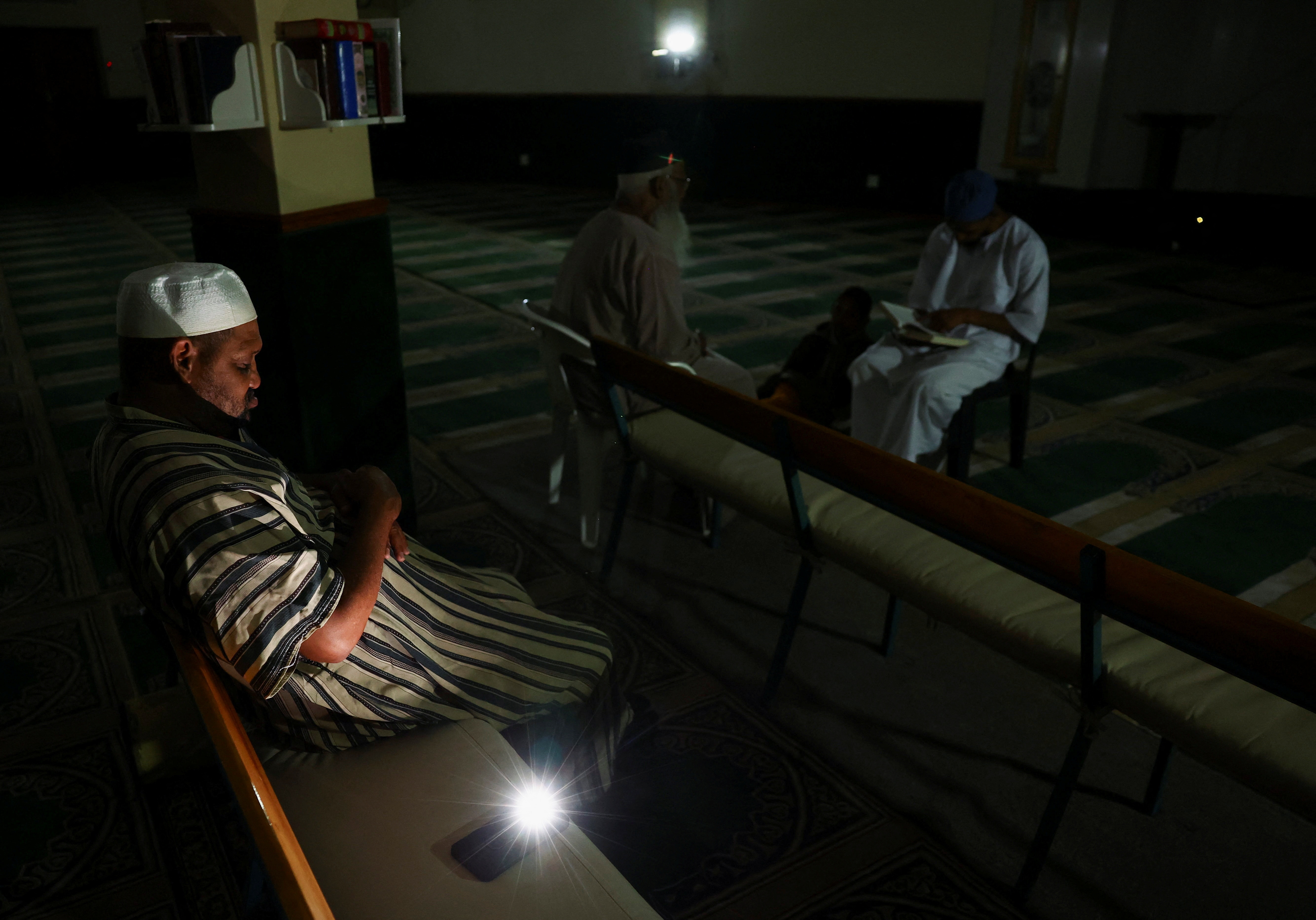 Thuc an oi thiu, thi the phan huy vi cat dien tai Nam Phi hinh anh