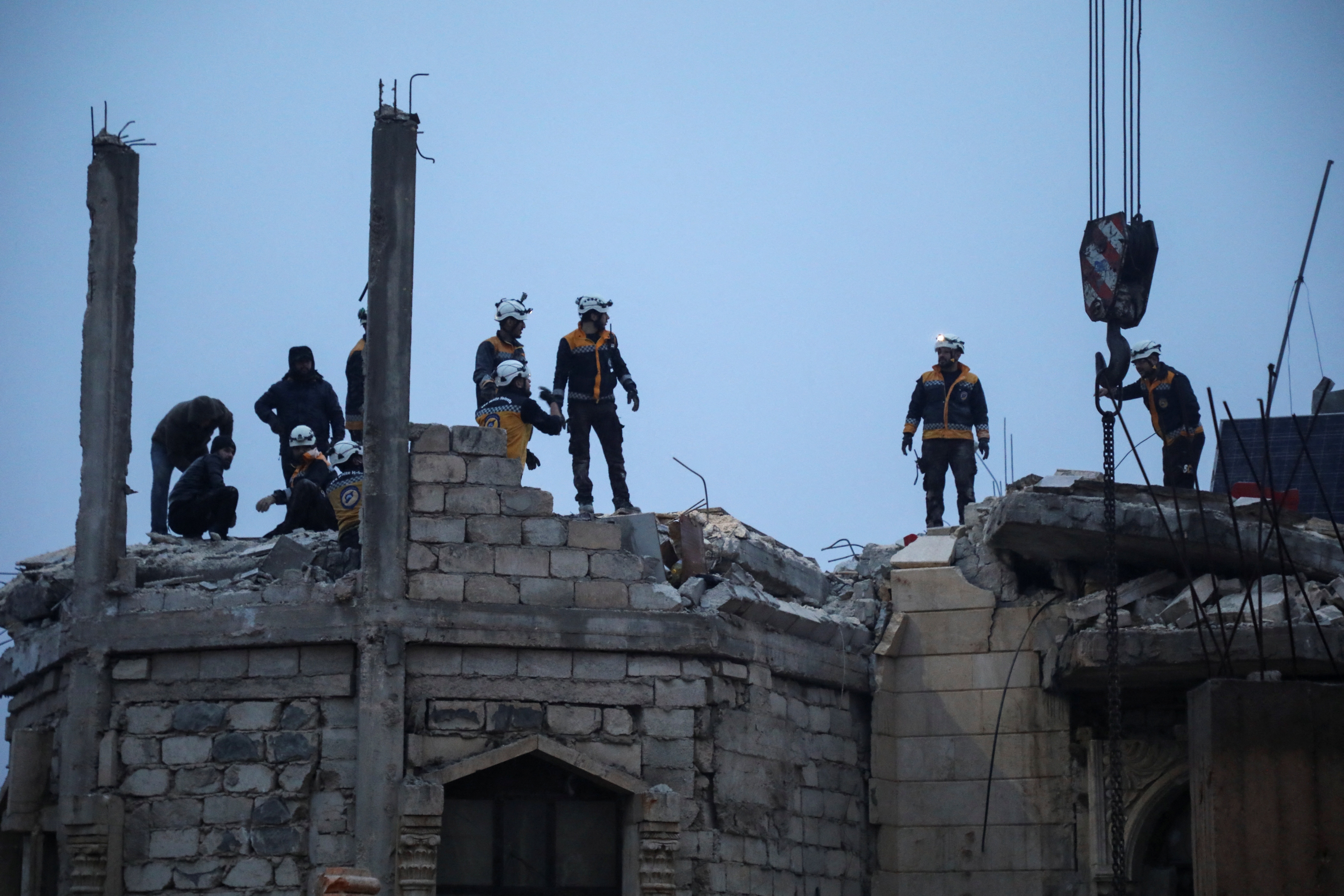 Mat dat rung chuyen, nguoi Syria 'nguoc len troi tim may bay' hinh anh