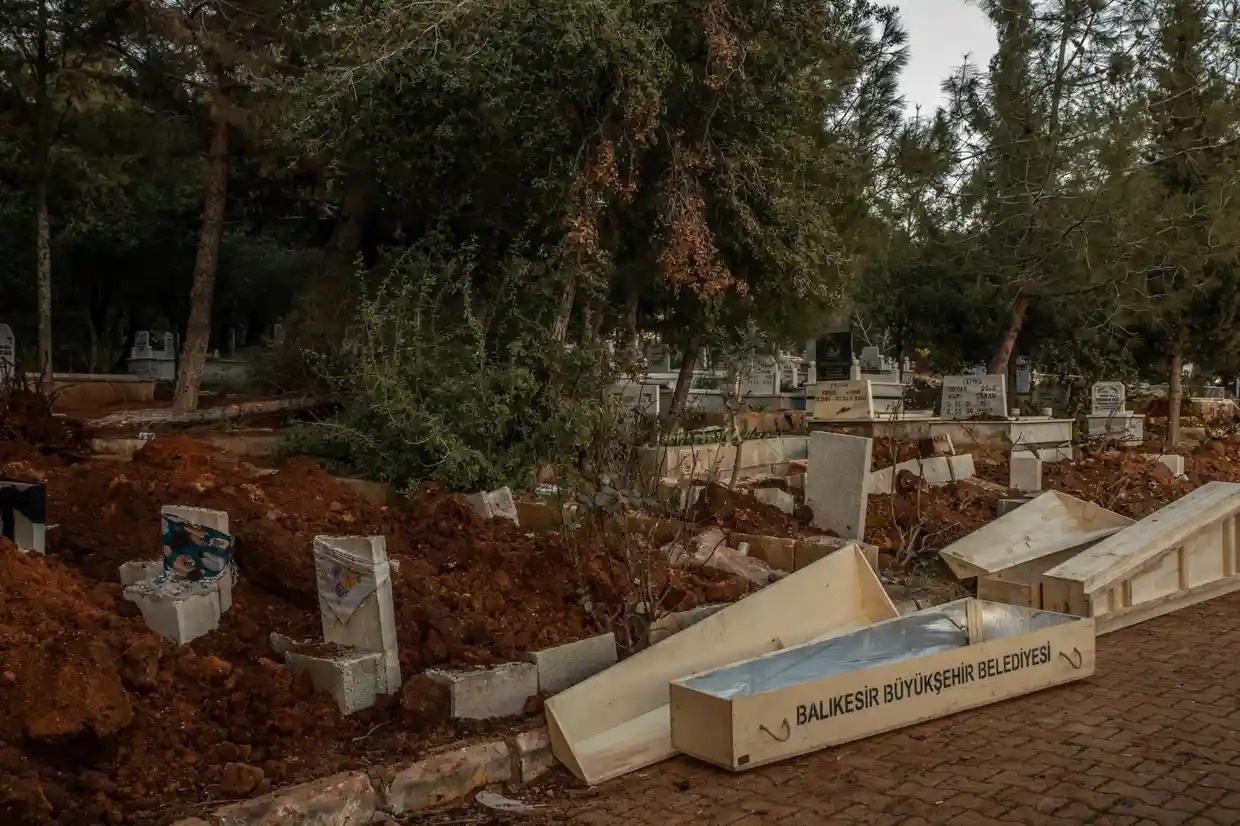 Thi the xep chong tren duong pho o Tho Nhi Ky - Syria sau tham hoa hinh anh