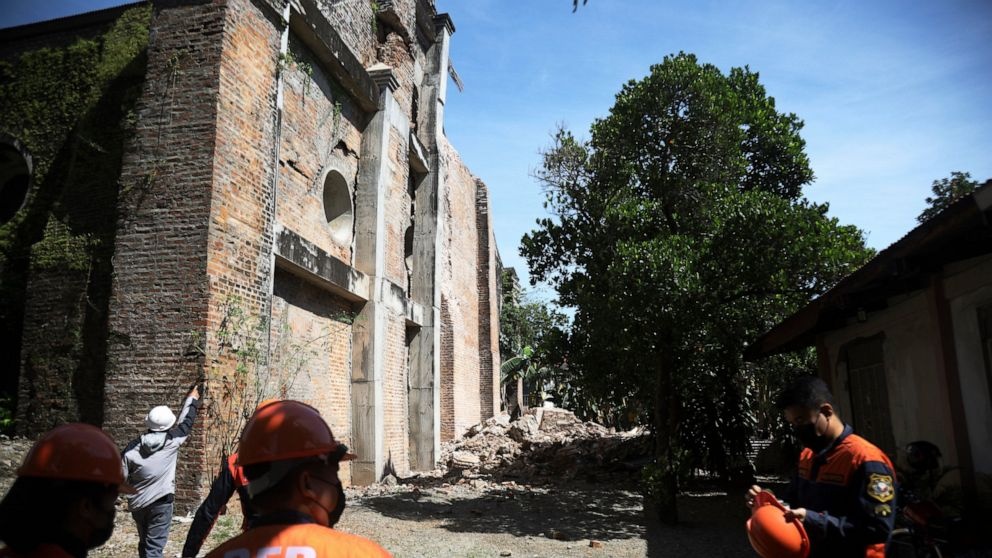 Dong dat manh gay rung chuyen mien Trung Philippines hinh anh