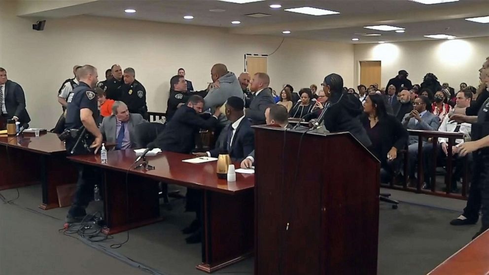 Nguoi nha nan nhan vu xa sung Buffalo lao vao bi cao tai toa hinh anh