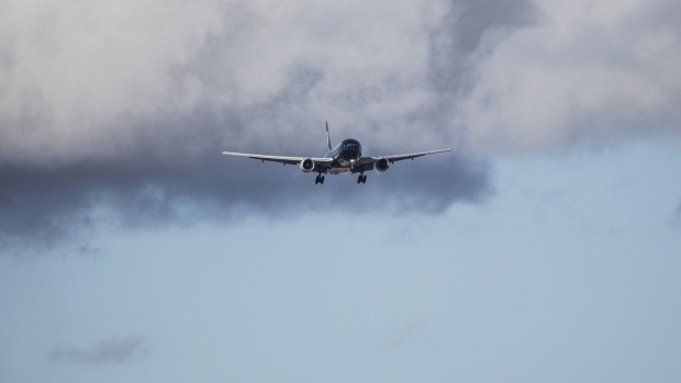 May bay quay dau giua Thai Binh Duong vi su co o san bay My hinh anh