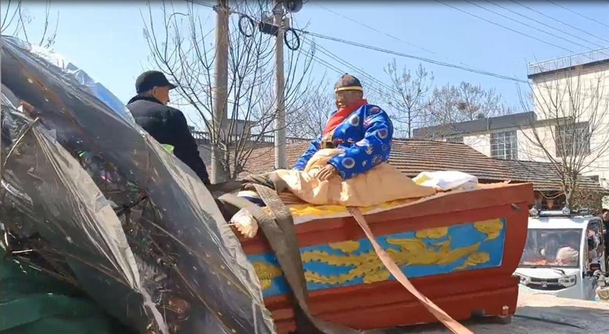 Nguoi dan ong ngoi tren quan tai do trong dam tang cua chinh minh hinh anh