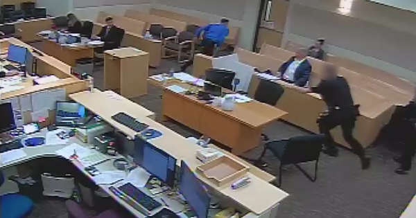 Nghi pham giet nguoi lao ra khoi toa an giua phien xu hinh anh