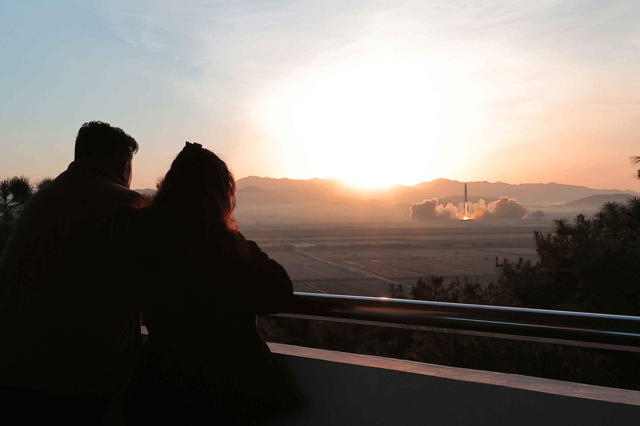 Trieu Tien cong bo hinh anh moi cua ong Kim Jong Un va con gai hinh anh