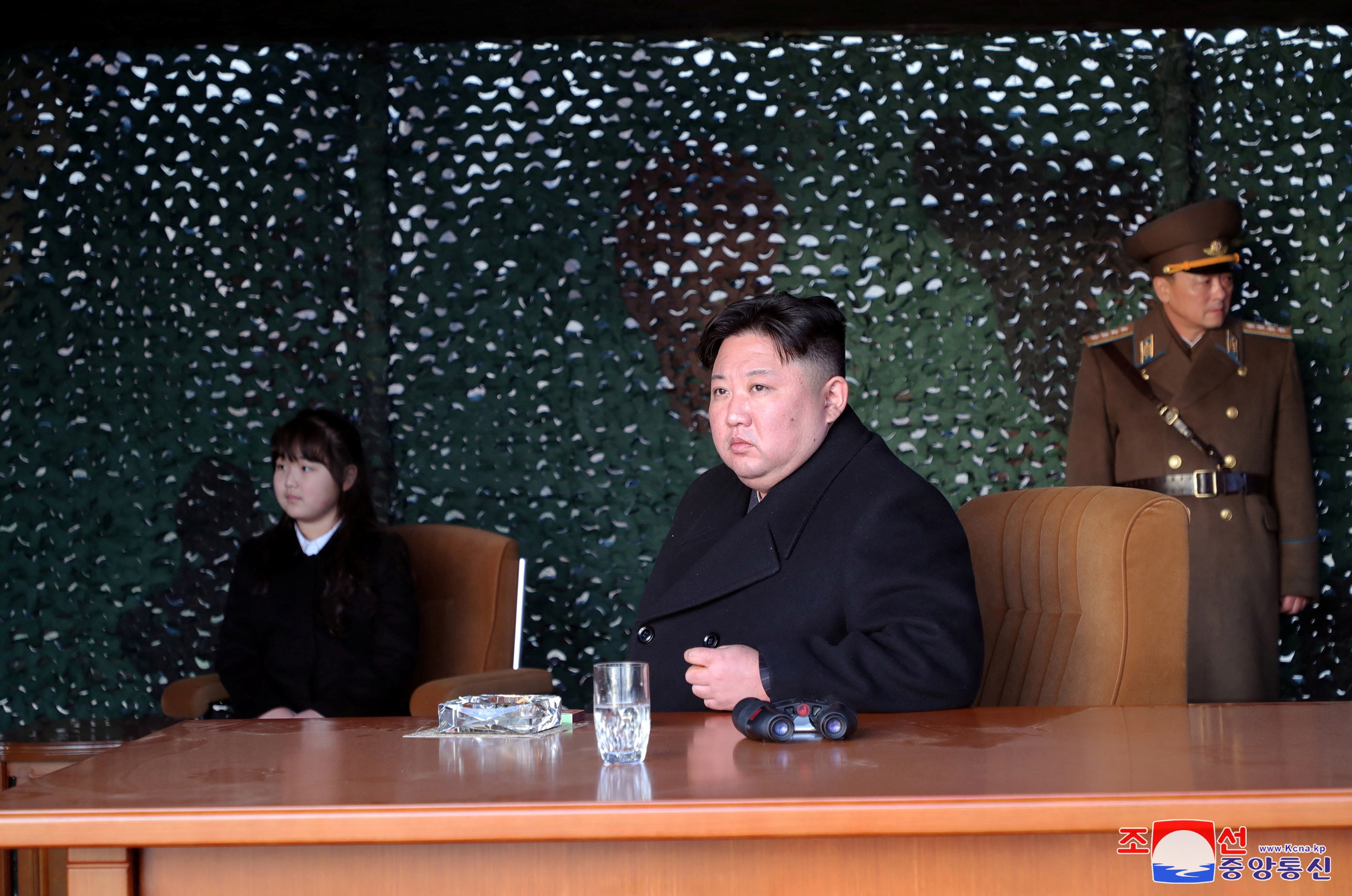 Ong Kim Jong Un va con gai giam sat phong ICBM Hwasong-17 hinh anh