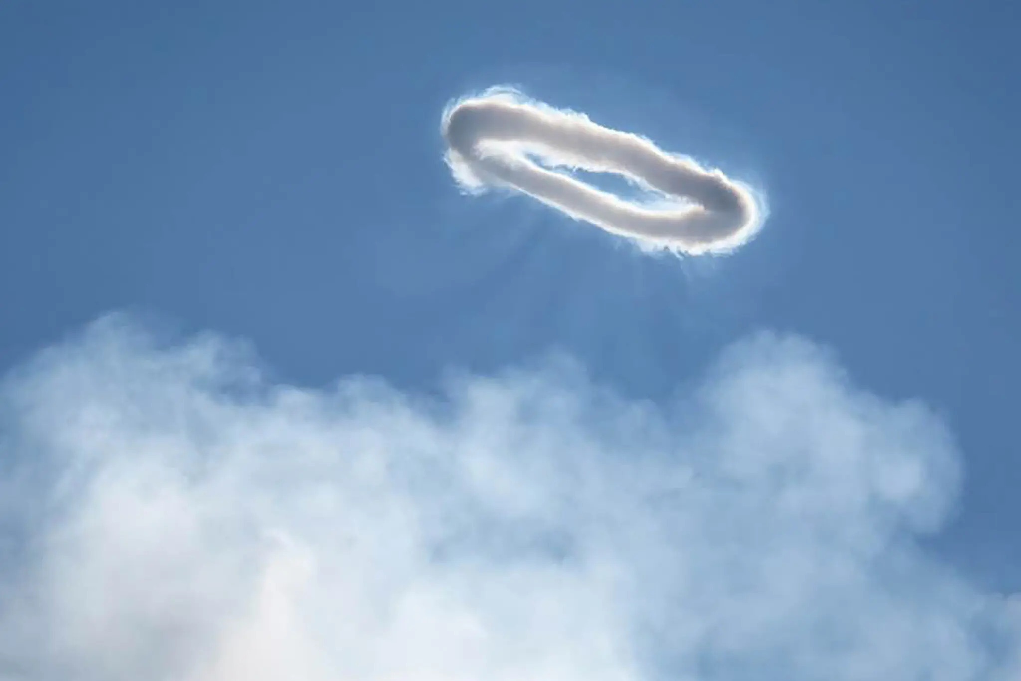 Vong tron bi an tren mieng nui lua hinh anh