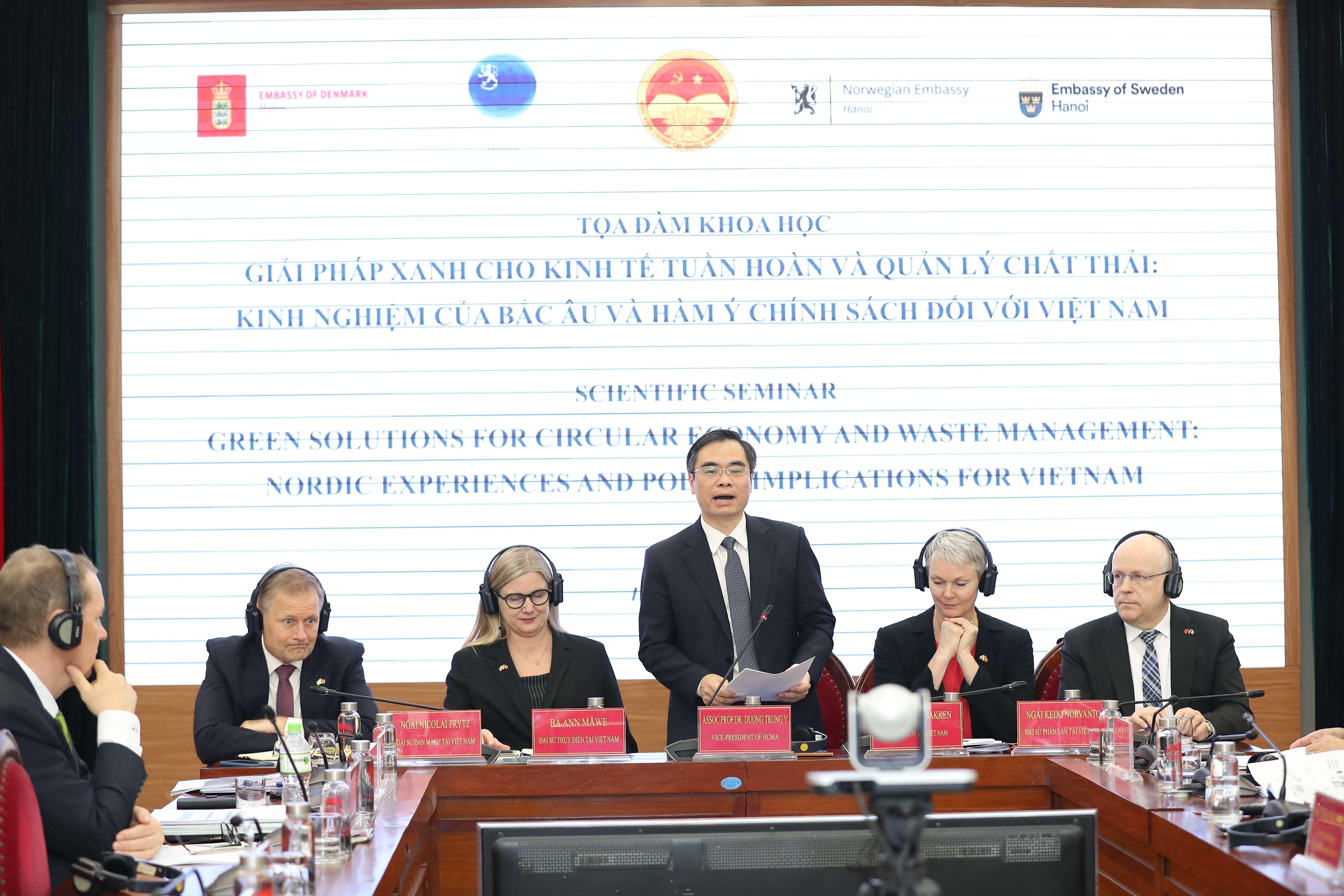 Bon nuoc Bac Au chia se bi quyet voi Viet Nam hinh anh