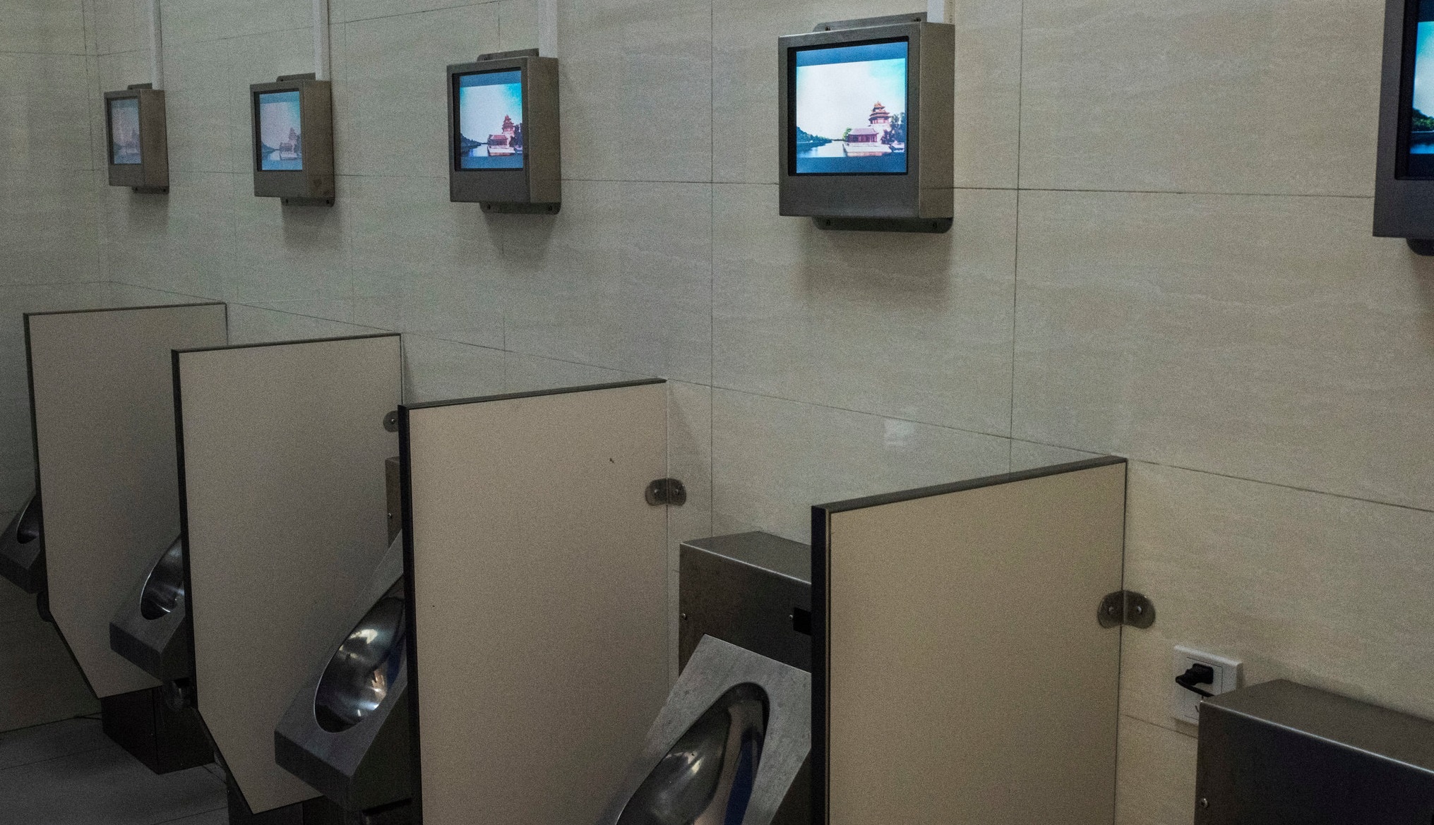 nha ve sinh cong cong anh 1