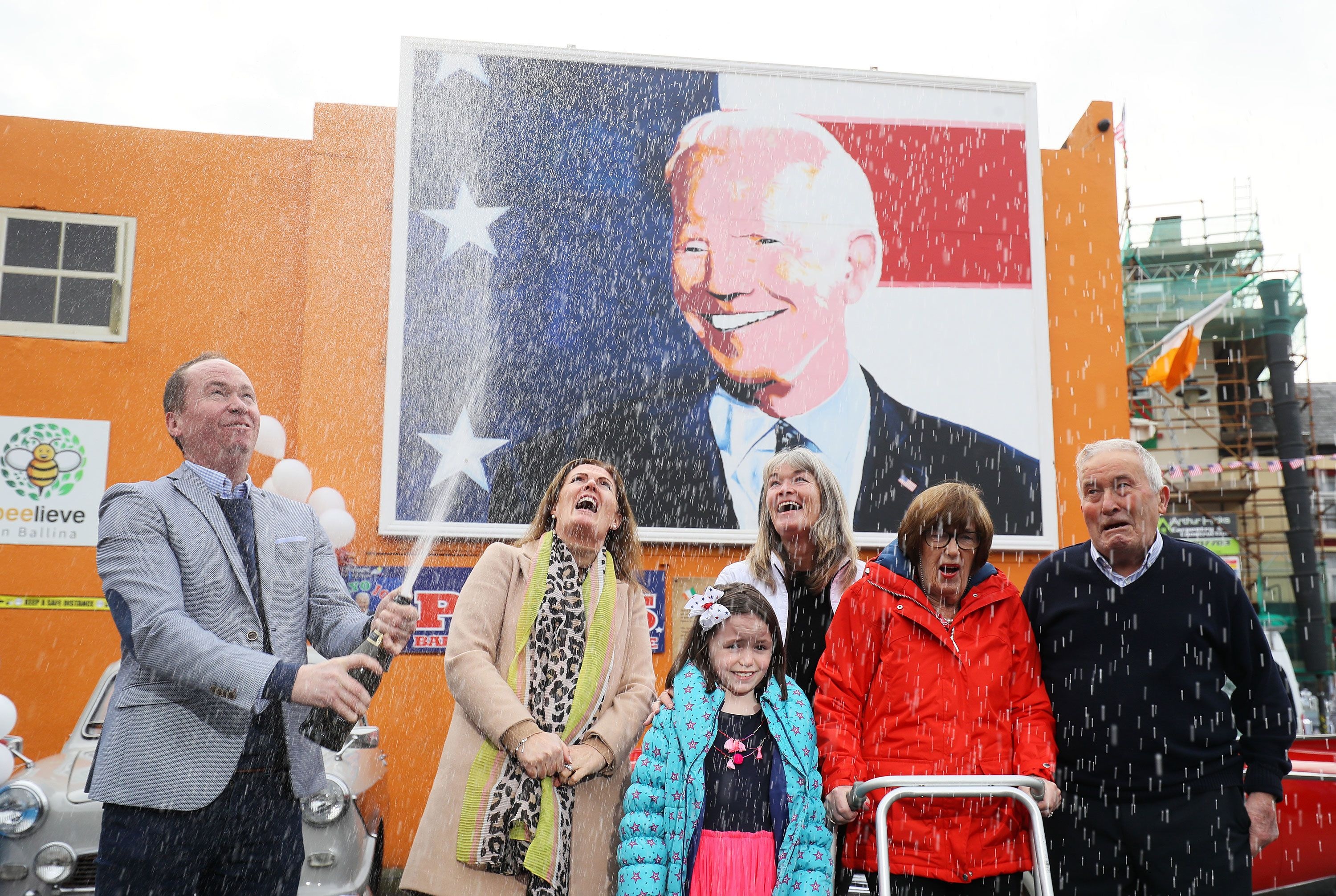 O noi ong Biden duoc chao don nong nhiet hon ca My hinh anh