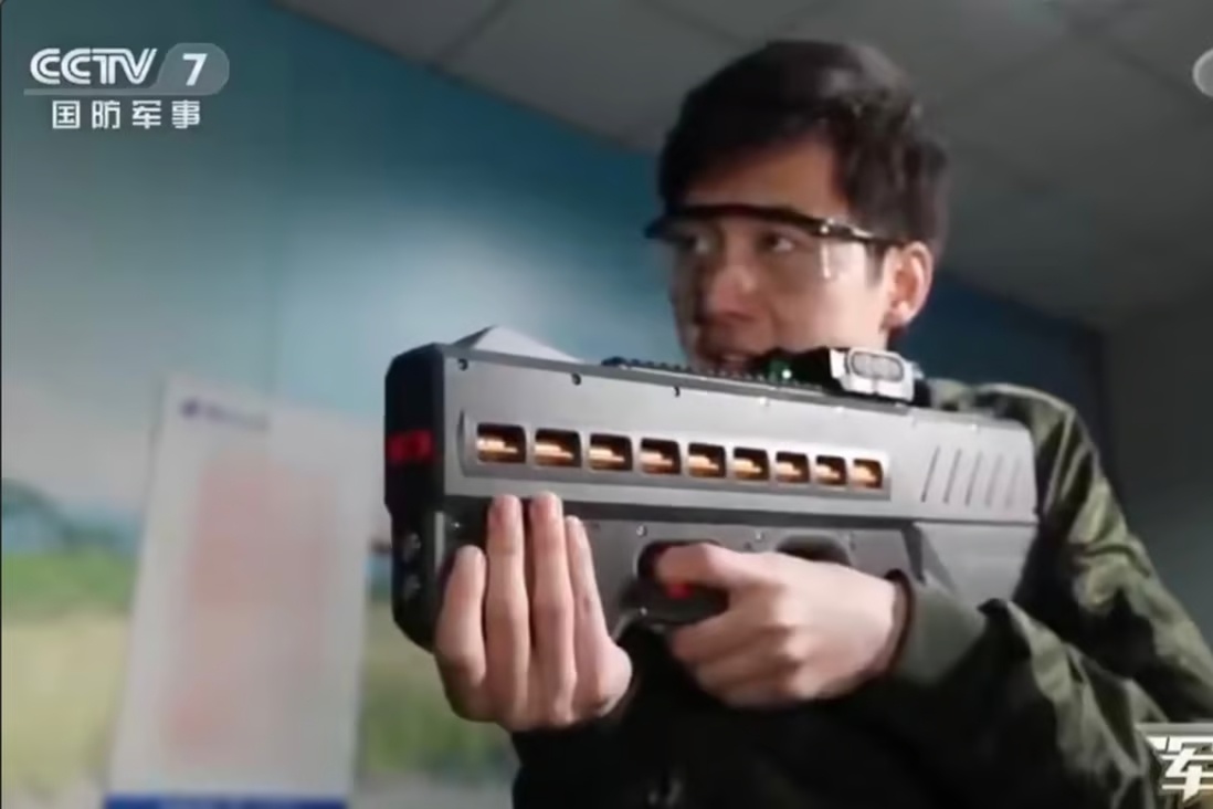 Trung Quoc ra mat sung dien tu moi de kiem soat bao loan hinh anh