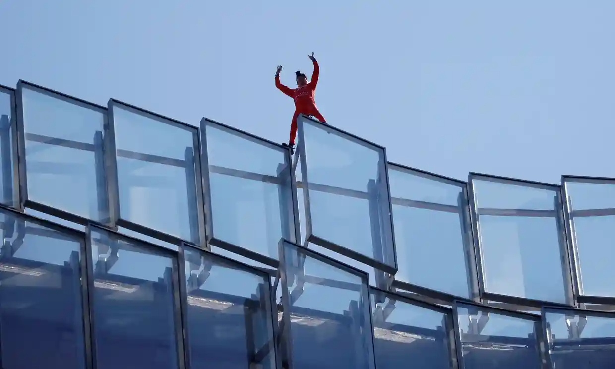 'Nguoi nhen Phap' tay khong leo toa nha 38 tang de nhan nhu ong Macron hinh anh