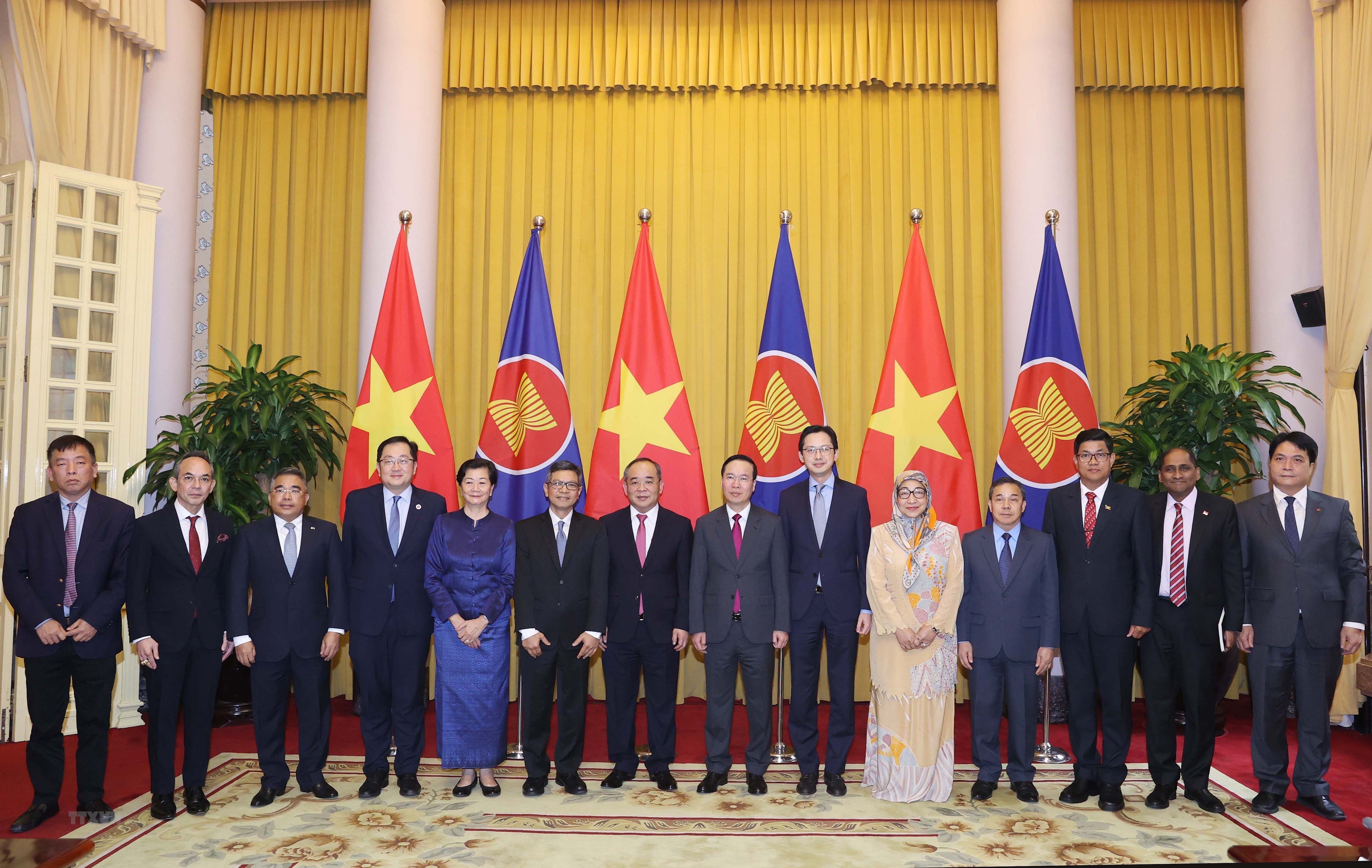 9 dai su ASEAN cung den chuc mung Chu tich nuoc Vo Van Thuong hinh anh