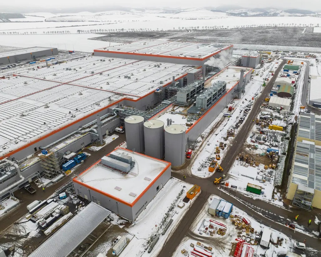 Trung Quoc giam dau tu vao chau Au nhung van day manh xay nha may pin hinh anh