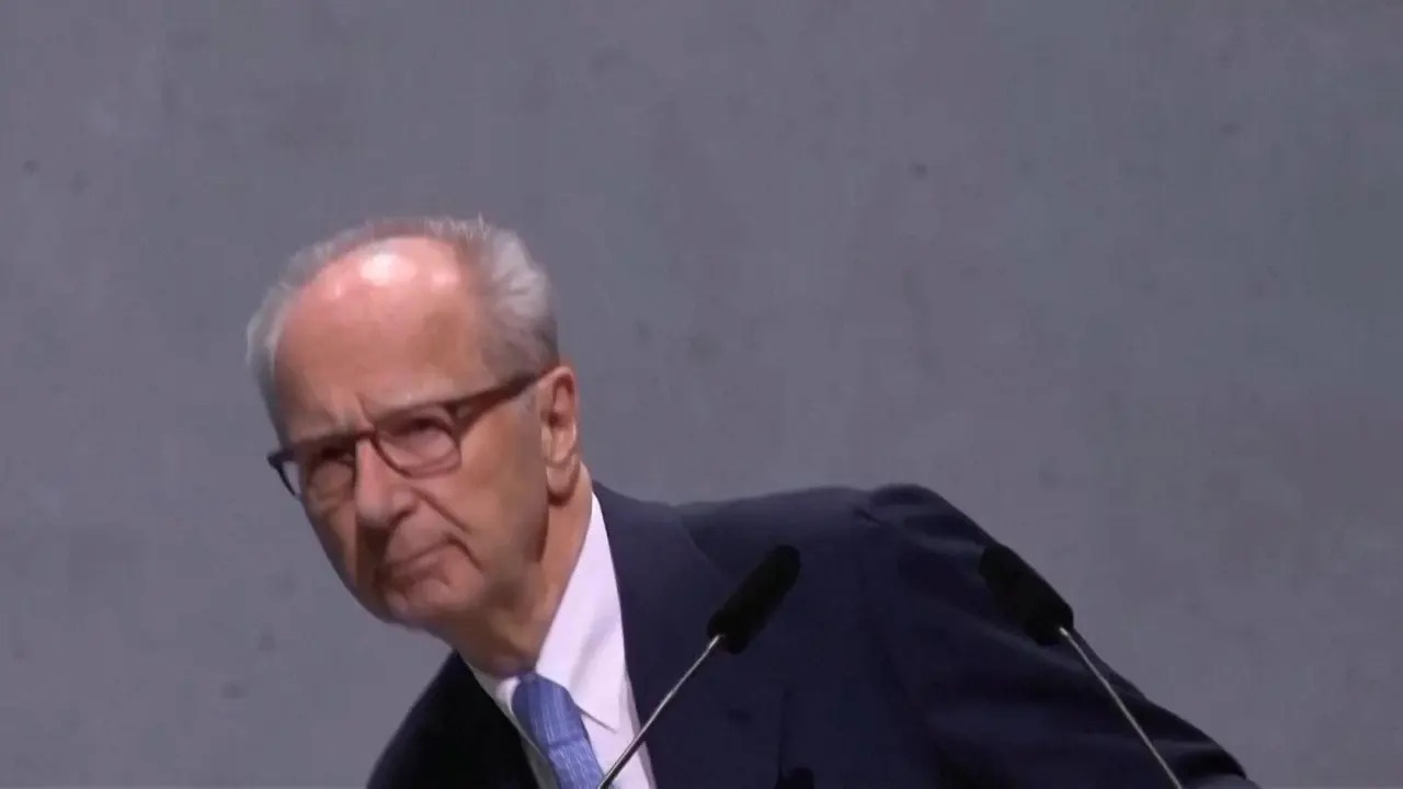 Chu tich Volkswagen bi nem banh trong cuoc hop co dong hinh anh