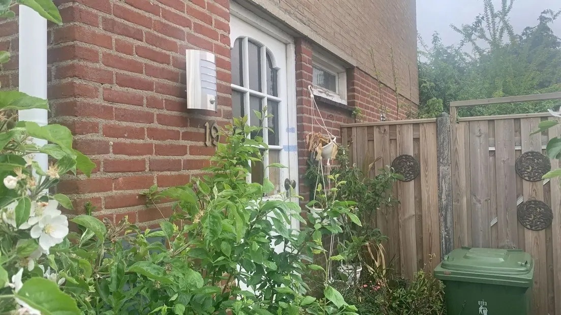 Nguoi dan ong Ha Lan giau xac cha 18 thang trong tu dong hinh anh