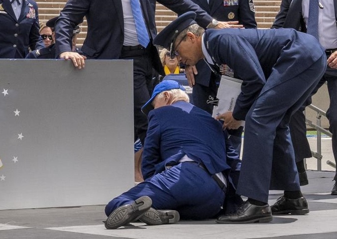 Ong Biden nga tren san khau hinh anh