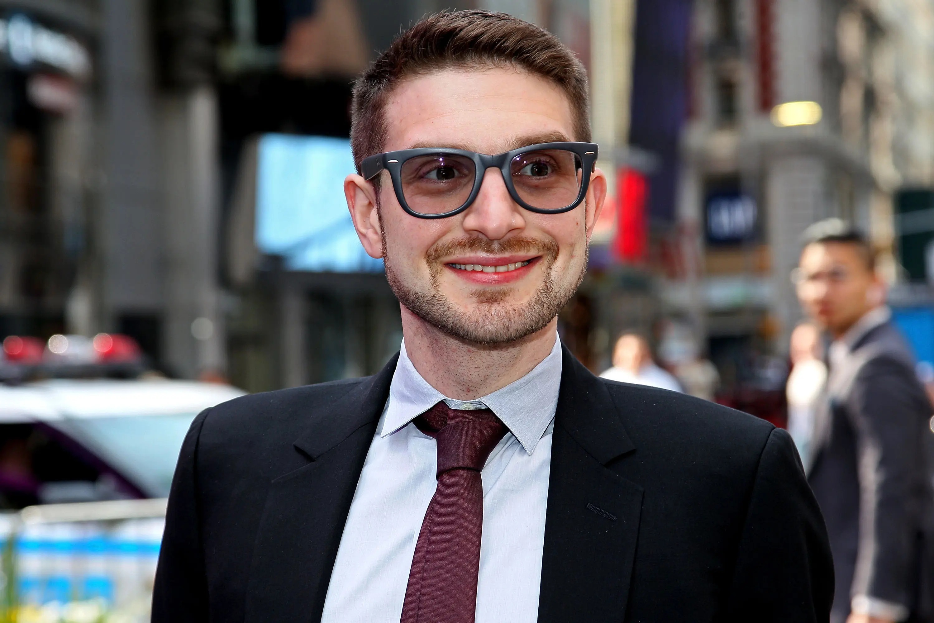 Nha dau tu huyen thoai My trao de che cho con trai hinh anh