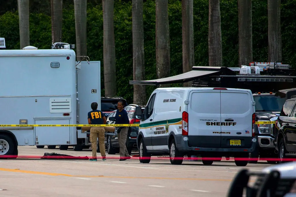 Khoanh khac phat hien nong sung, mat vu lao vao che chan ong Trump hinh anh