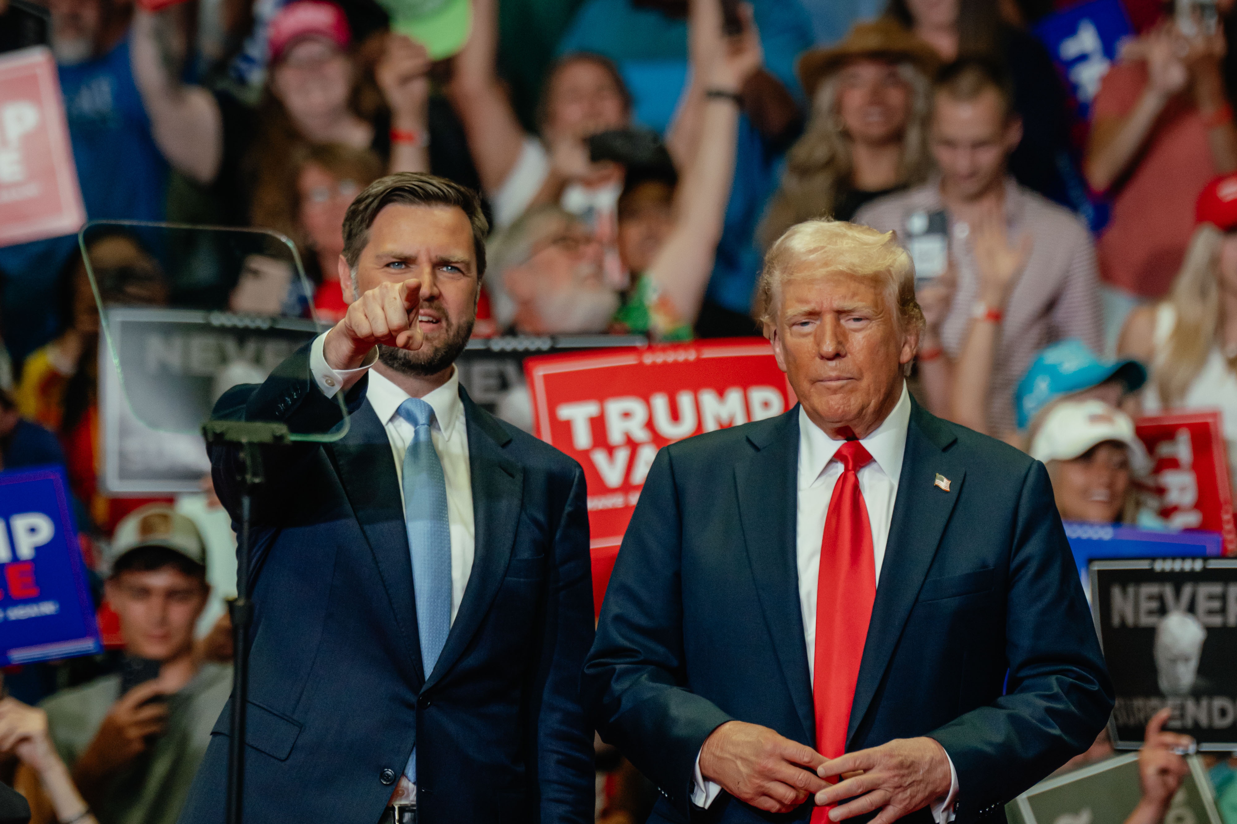 Bao Helene dep tan nhieu su nghi ngo hinh anh