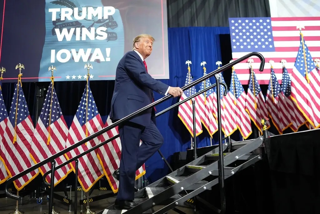 Chien dich cua ong Trump len tieng ve cu soc o Iowa hinh anh