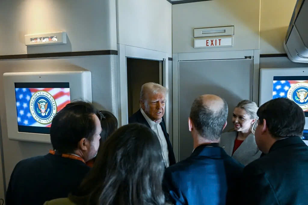 Ong Trump sa thai hang loat quan chuc trong dem gay bat ngo hinh anh