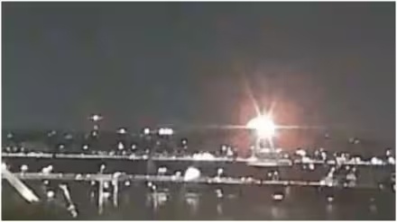 Luong tia lua phat ra sau khi may bay dam trung truc thang quan su My hinh anh