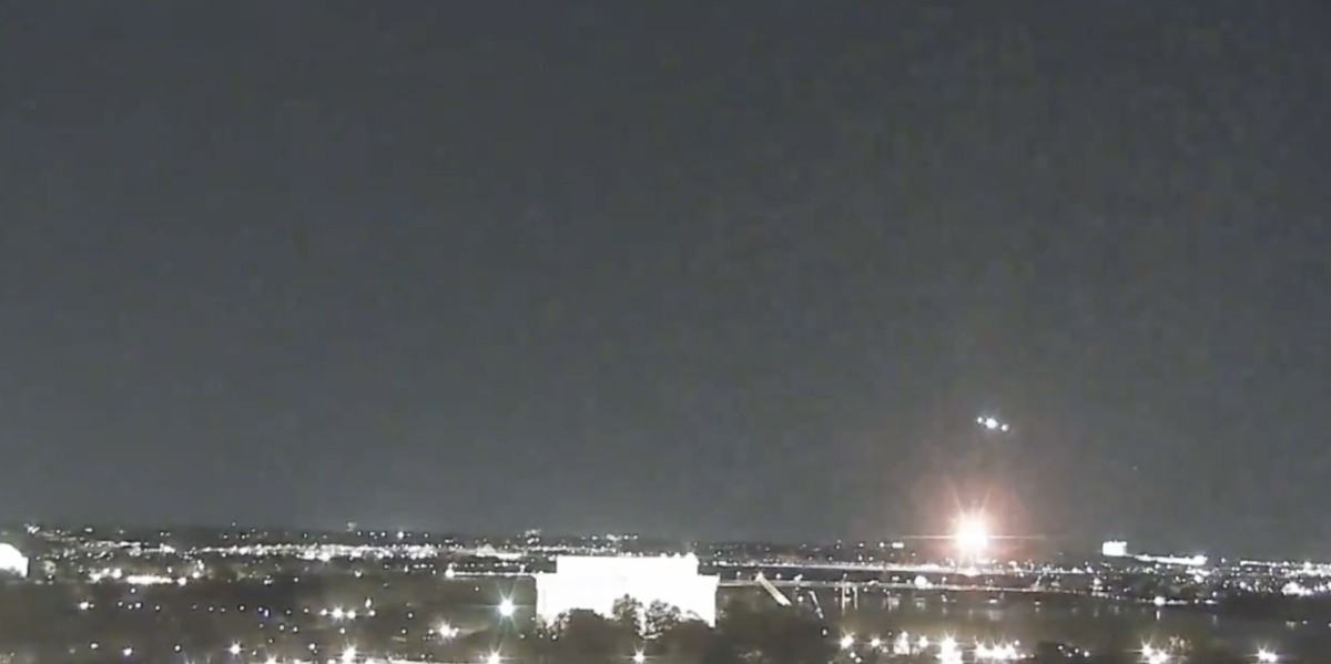 Khoanh khac soc trong vu roi may bay cho khach o My hinh anh