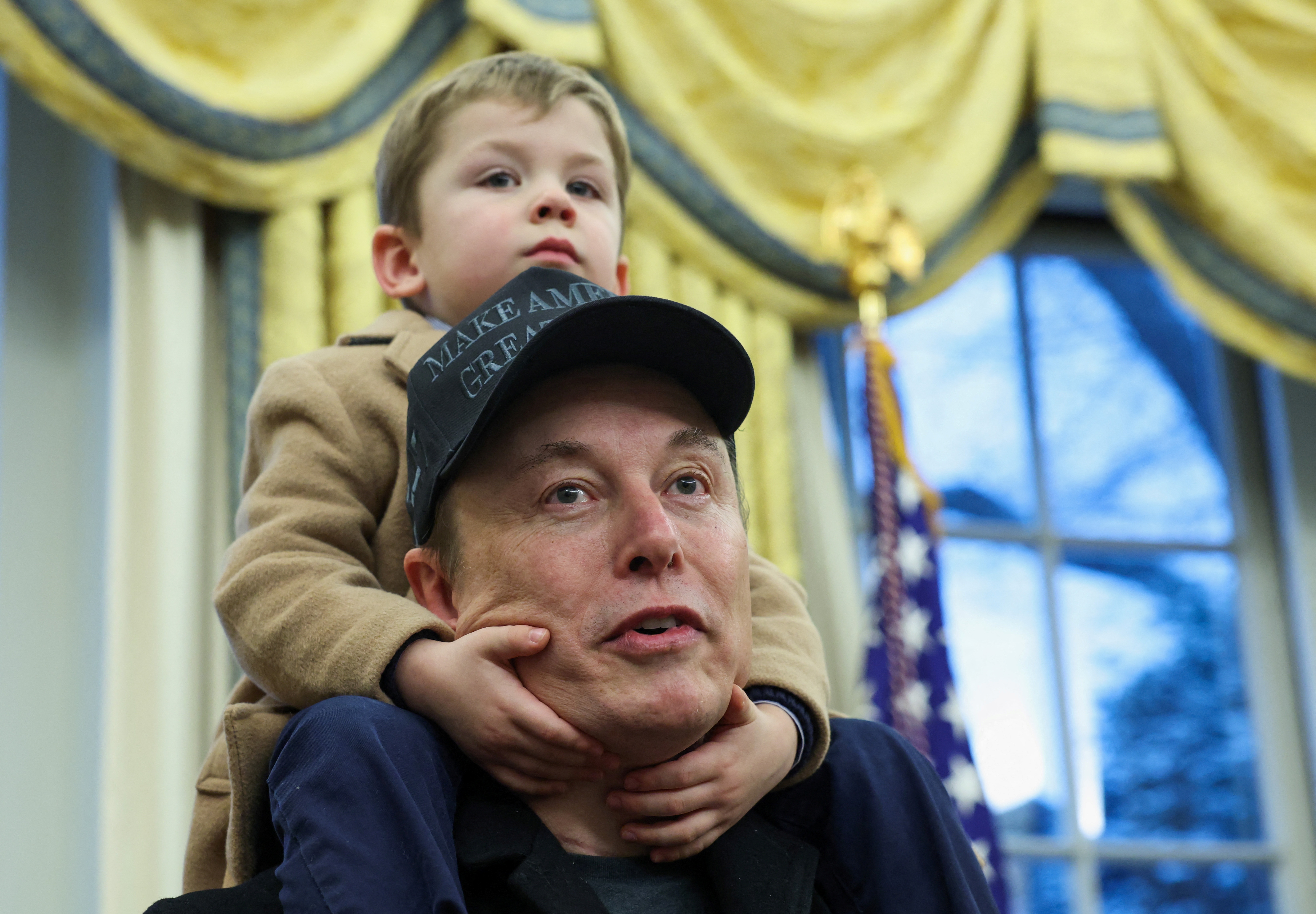 Elon Musk bat ngo xuat hien o Phong Bau duc hinh anh