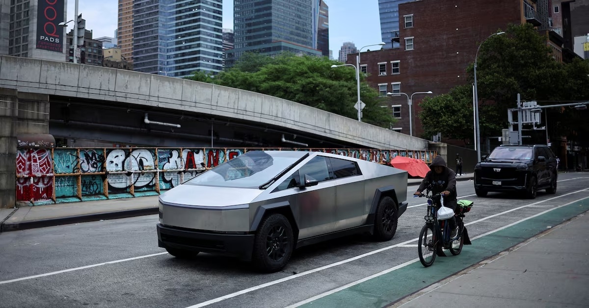 Chinh quyen Trump tinh chi 400 trieu USD mua xe Tesla boc thep hinh anh