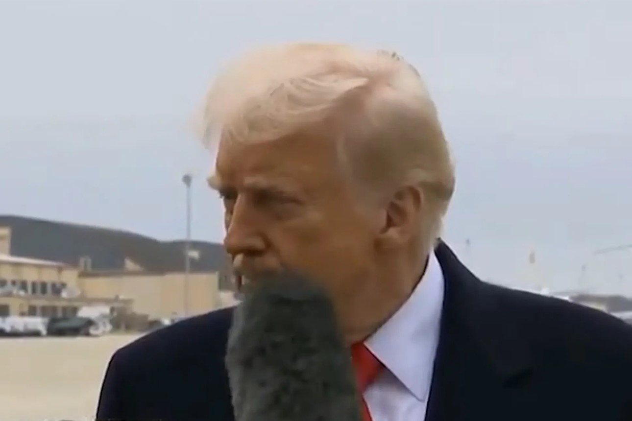 Phan ung cua ong Trump khi bi micro quet vao mat hinh anh