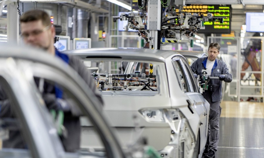 Nganh cong nghiep oto chau Au gap khung hoang chua tung co hinh anh