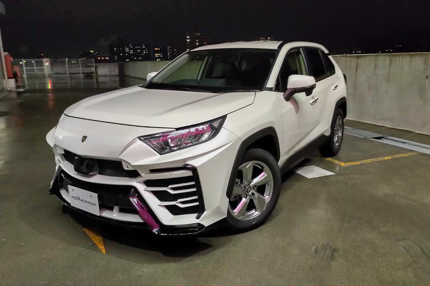 Toyota RAV4 lot xac thanh sieu SUV Lamborghini Urus hinh anh