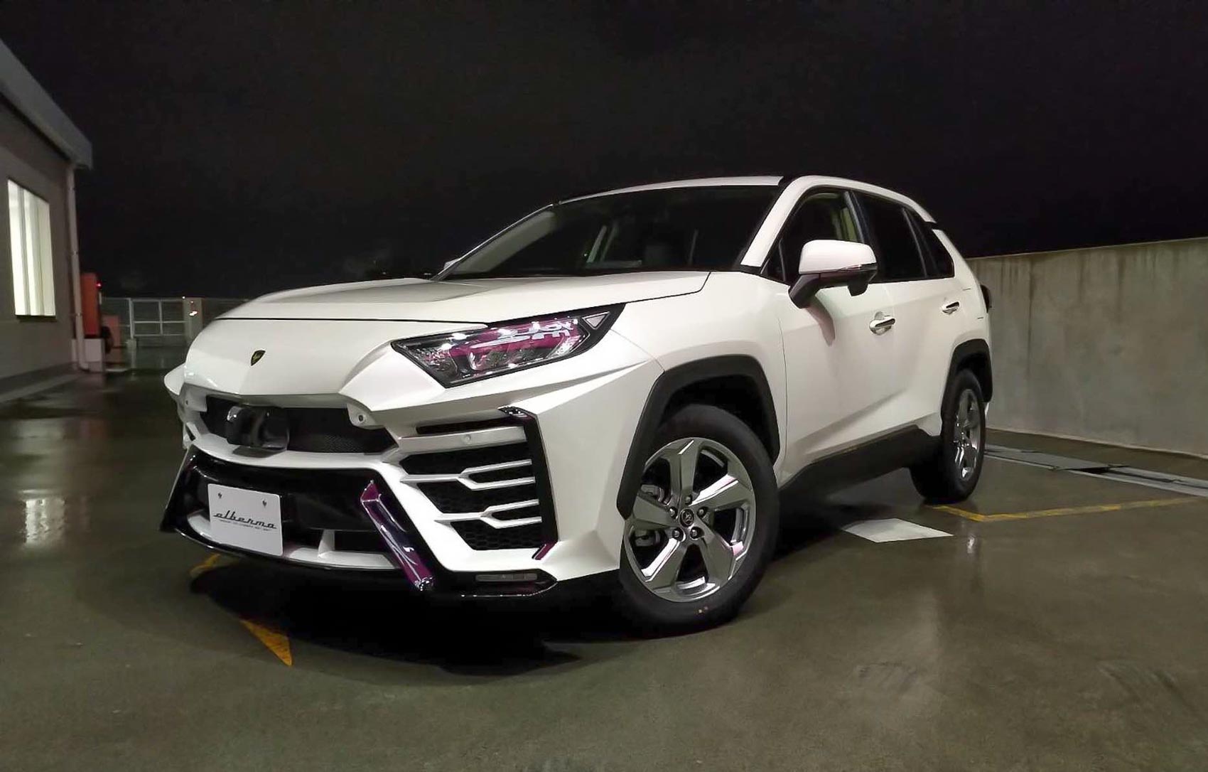 Toyota RAV4 lot xac thanh Lamborghini Urus anh 1