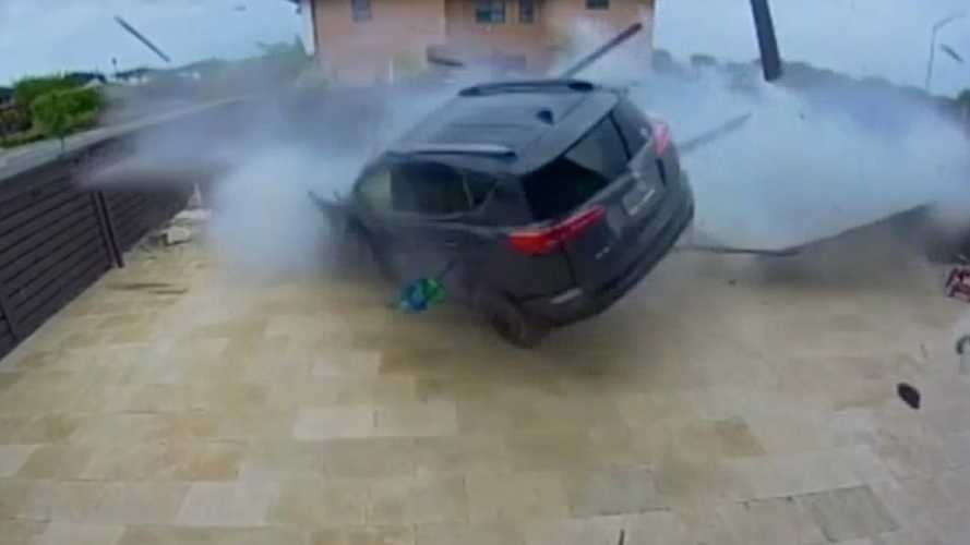 Toyota RAV4 mat lai bay qua ho boi mot gia dinh hinh anh