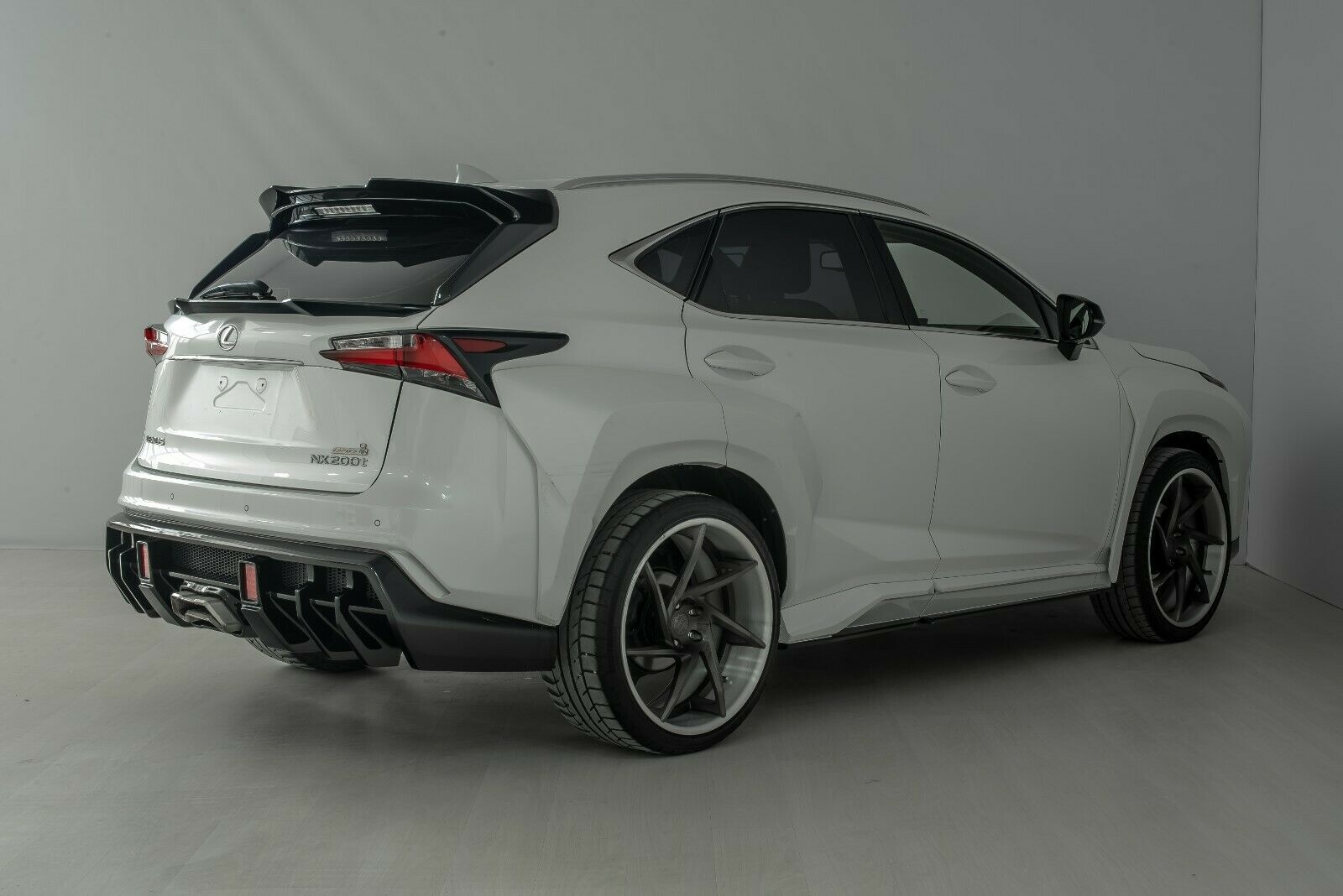 Goi do bodykit than rong danh cho Lexus NX va RX cua tho Nga anh 2