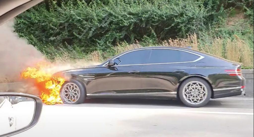 Chiec Genesis G80 2021 dau tien bi boc chay, Hyundai vao cuoc dieu tra hinh anh