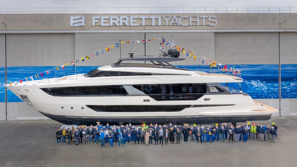Sieu du thuyen than rong dau tien cua hang Ferretti Yachts ra mat hinh anh