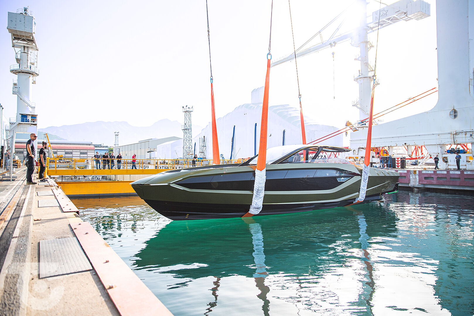 Du thuyen lay cam hung tu sieu xe Lamborghini duoc ha thuy hinh anh